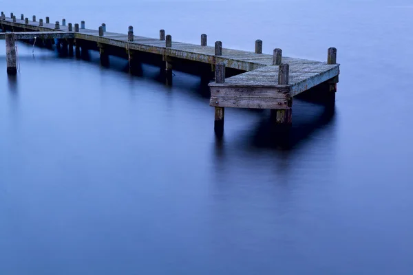 夕暮れ時に古い木造の桟橋 — ストック写真