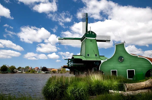 Grüne Windmühle in zaanse schans — Stockfoto