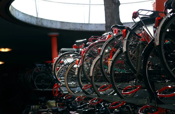 Парковка велосипедов — стоковое фото