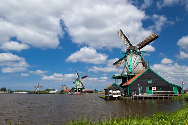 Moulins à vent dans la ville néerlandaise Zaanse Schans — Photo