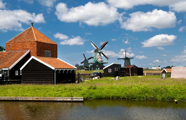 Yel değirmenleri Hollanda Köyü — Stok fotoğraf