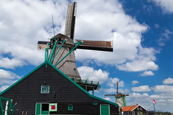 Очаровательная мельница в Нидерландах — стоковое фото