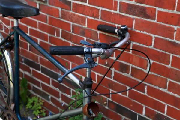 Stary zardzewiały rower — Zdjęcie stockowe
