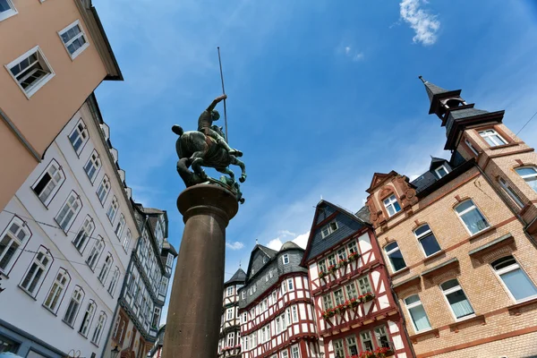 Monument framför rathaus i marburg — Stockfoto