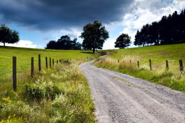 çit ile kırsal yol