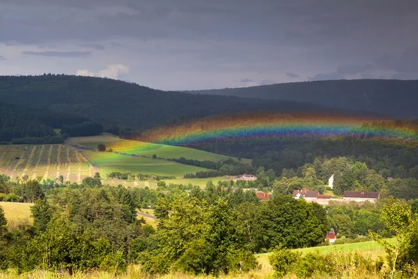 Цветная радуга над горами — стоковое фото