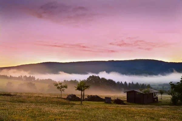 Colorido amanecer en las montañas — Foto de Stock