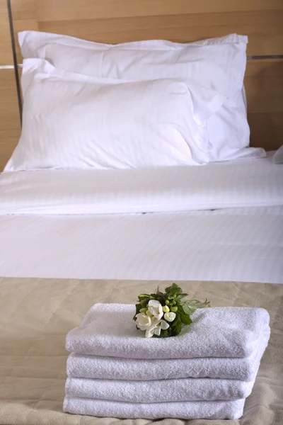Cama em um quarto de hotel de luxo — Fotografia de Stock