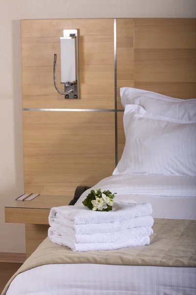 Ágy egy luxus szállodai szobában — Stock Fotó