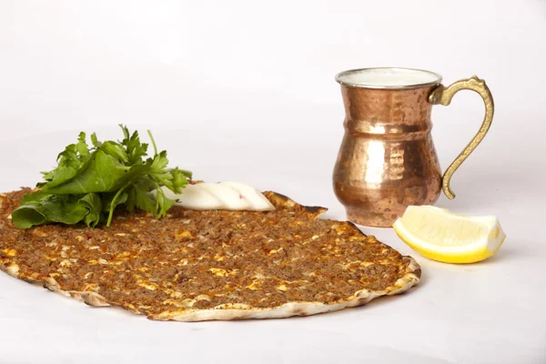 Вкусная турецкая пицца Lahmacun — стоковое фото