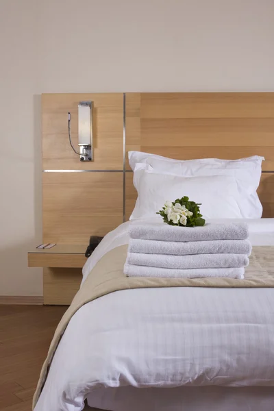 Łóżko w pokoju hotelowym luksusowe — Zdjęcie stockowe