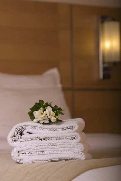 Cama em um quarto de hotel de luxo — Fotografia de Stock