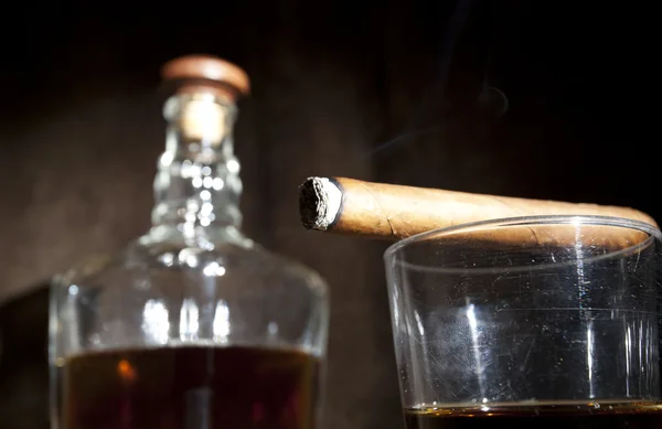 Palenie cygara i szkła whisky — Zdjęcie stockowe