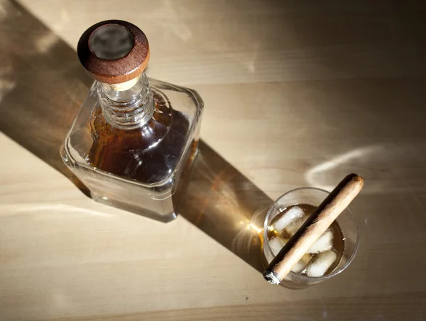 Sigara, puro ve bardak viski — Stok fotoğraf