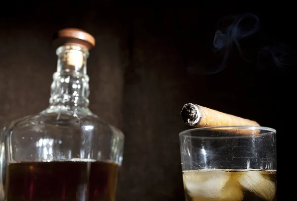 喫煙葉巻とガラスのウィスキー — ストック写真