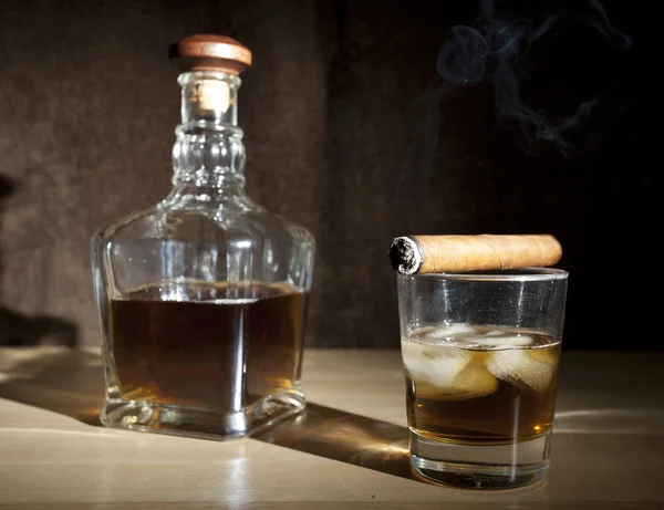 喫煙葉巻とガラスのウィスキー — ストック写真