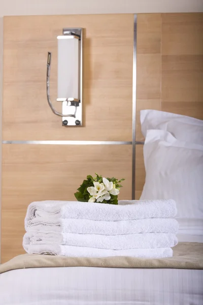 Ágy egy luxus szállodai szobában — Stock Fotó