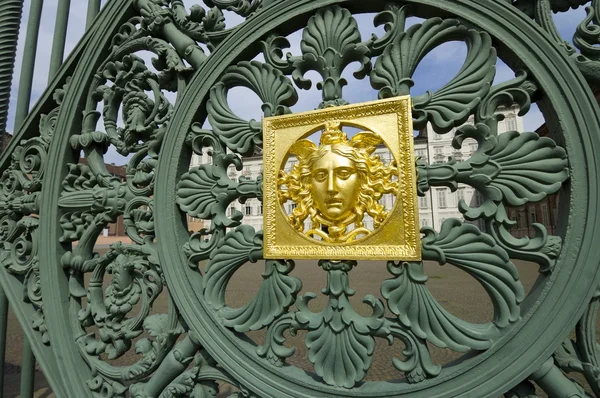 Devant la clôture du palais royal de Turin — Photo