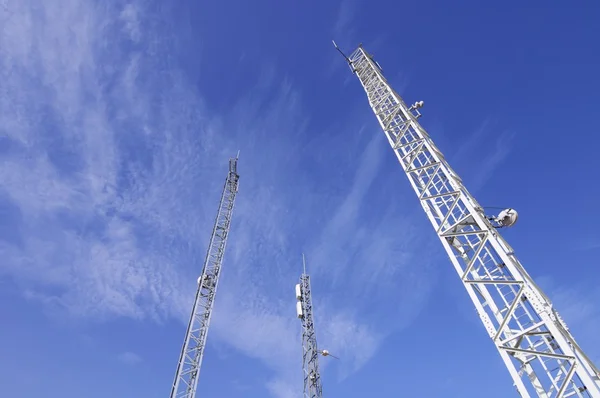 Torres de telecomunicações — Fotografia de Stock