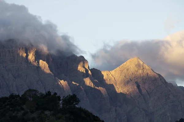 Morgengrauen in den Pyrenäen — Stockfoto