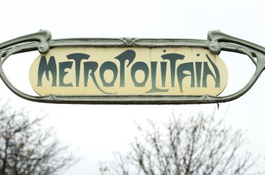 Paris'te bir metro sinyali ön planda