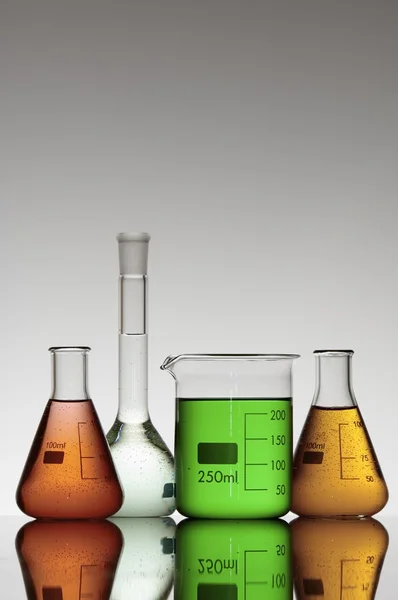 Laboratóriumi főzőpoharak — Stock Fotó