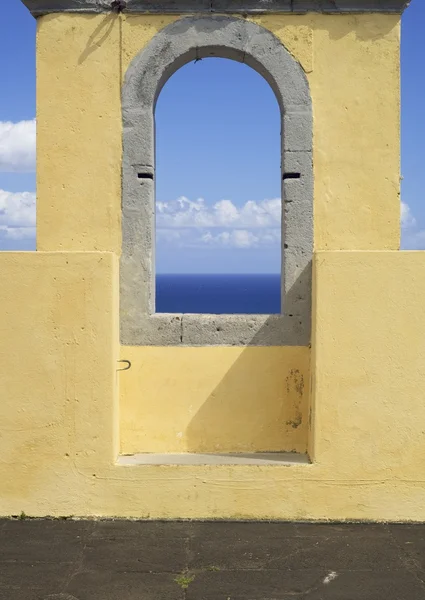 Fenster mit Blick aufs Meer — Stockfoto