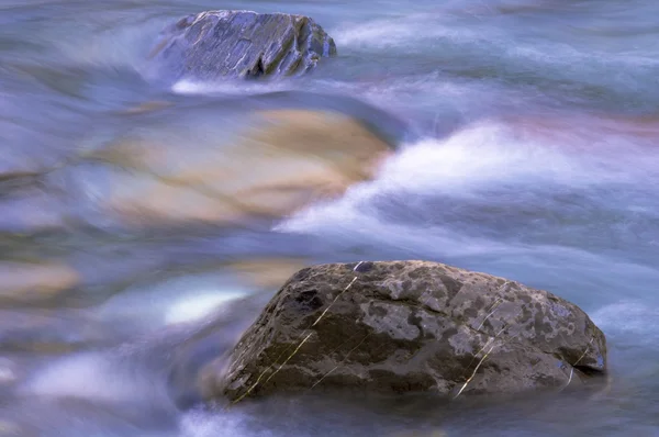 Dva kameny v řece — Stock fotografie