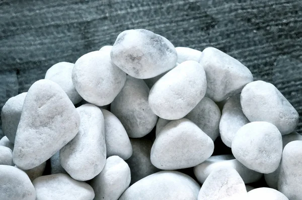 Białe kamienie ułożone w wazonie — Zdjęcie stockowe