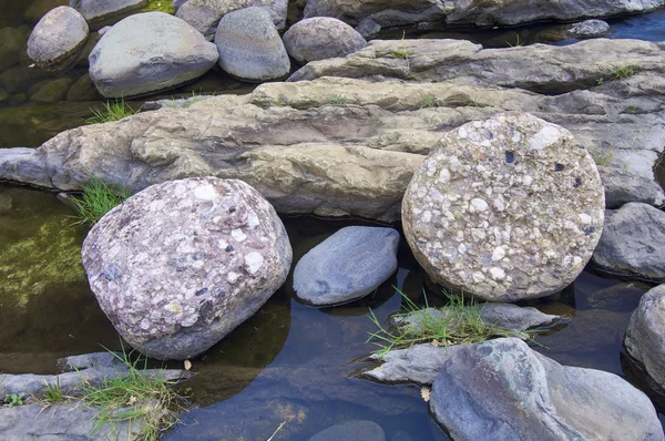 Stenar på stranden av en flod — Stockfoto