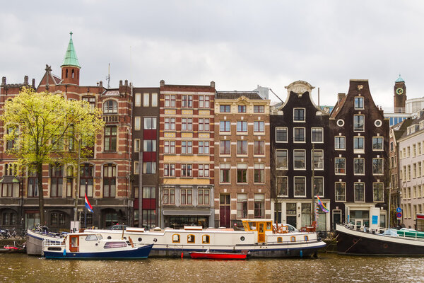 Улица с традиционными зданиями Амстердама
