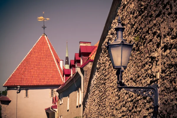 墙灯笼在古老的小镇 — 图库照片