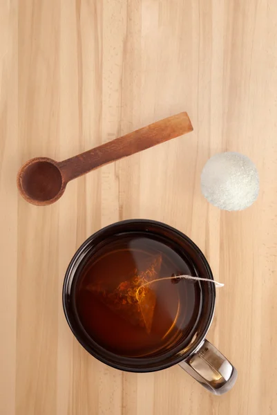 Tee wird in einer Tasse aufgebrüht — Stockfoto