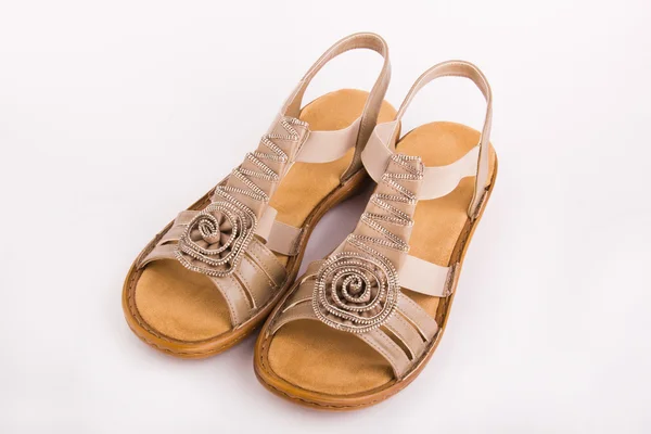 Par de zapatos de verano de mujer gris tacones bajos con una flor —  Fotos de Stock