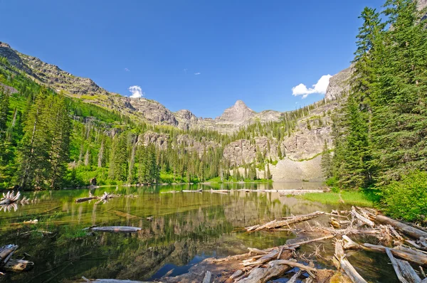Spiegelungen in einem Bergsee — Stockfoto