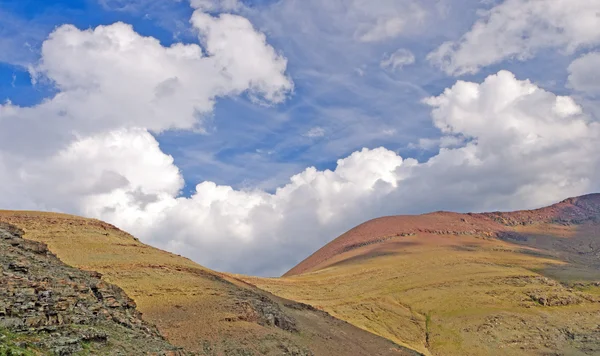 Nuvole pomeridiane su un passo di montagna — Foto Stock