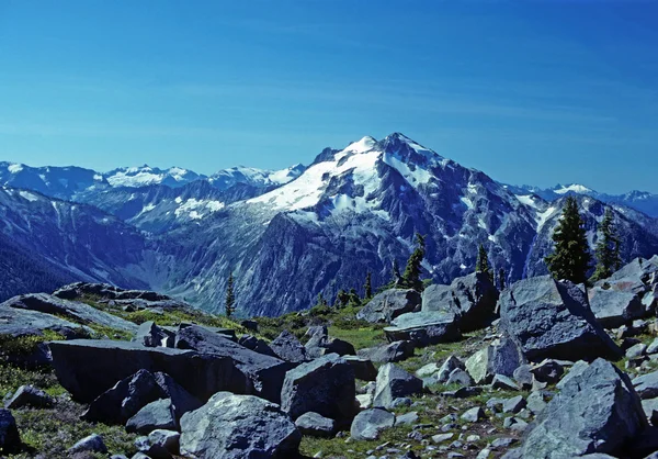 Bergtop langs een alpine trail — Stockfoto