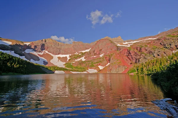 Morgenfarben und Reflexionen auf einem alpinen See — Stockfoto