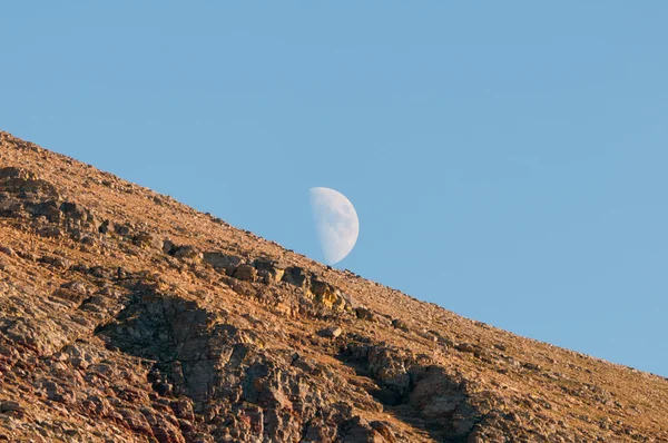 Måne över berget — Stockfoto