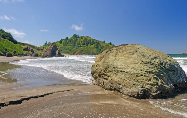 Sable et rochers sur une plage de la côte du Pacifique — Photo