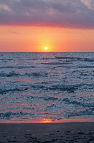 Rosso e blu del tramonto su una spiaggia — Foto Stock
