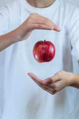 Ellerini yukarı kaldır Apple havalanır