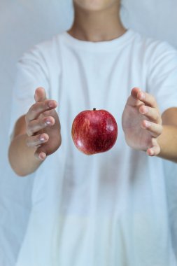 Ellerini yukarı kaldır Apple havalanır