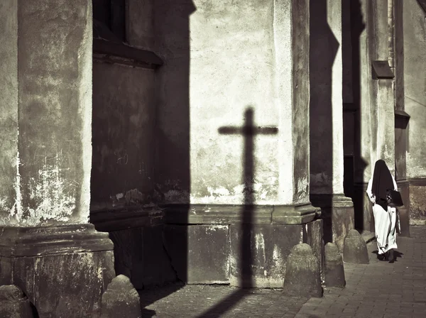 Εκκλησία και μοναχή — Φωτογραφία Αρχείου