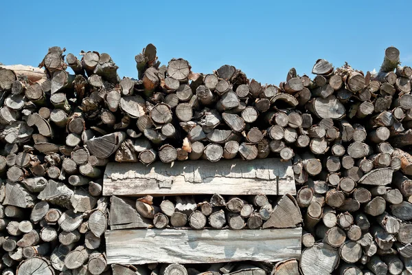 Toros de madeira e céu azul — Fotografia de Stock