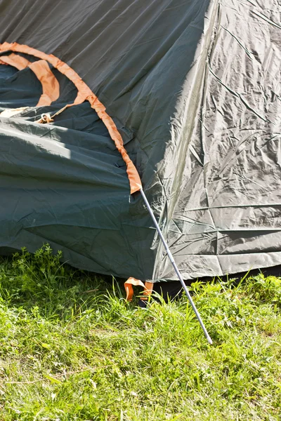 Colocando barraca em um acampamento — Fotografia de Stock