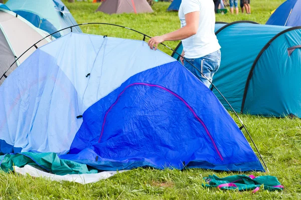 Çadır, bir kamp içinde koyarak — Stok fotoğraf