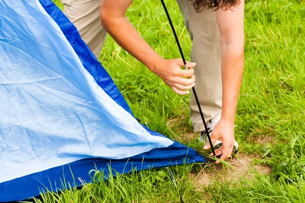 Ophangen van tent in een camping — Stockfoto