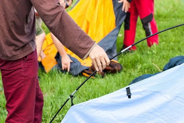 Putting up tent in a camping — Stock Photo, Image