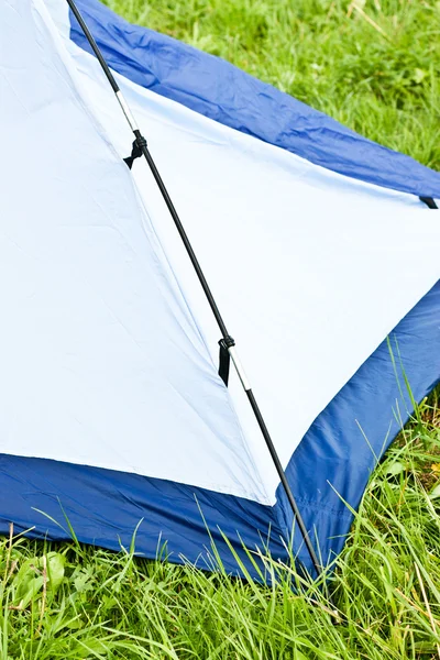 キャンプでテントを置く — ストック写真